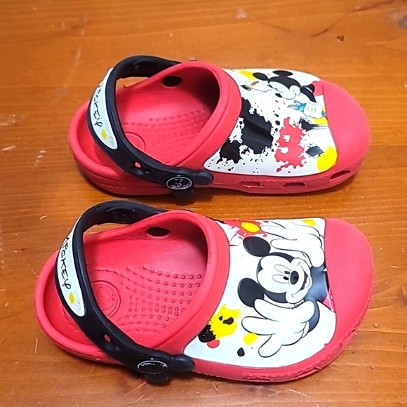 KIDS CROCS MICKEY PAINT SPLATTER  CLOG IN RED SIZE 8/9 - Picture 7 of 7